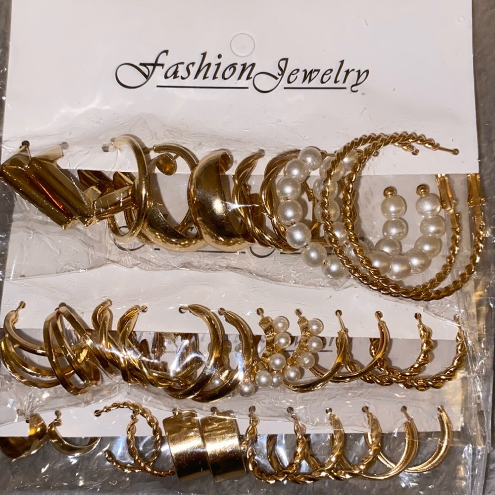 ⭐️19 PAIRS OF HOOP STYLE EARRINGS⭐️
